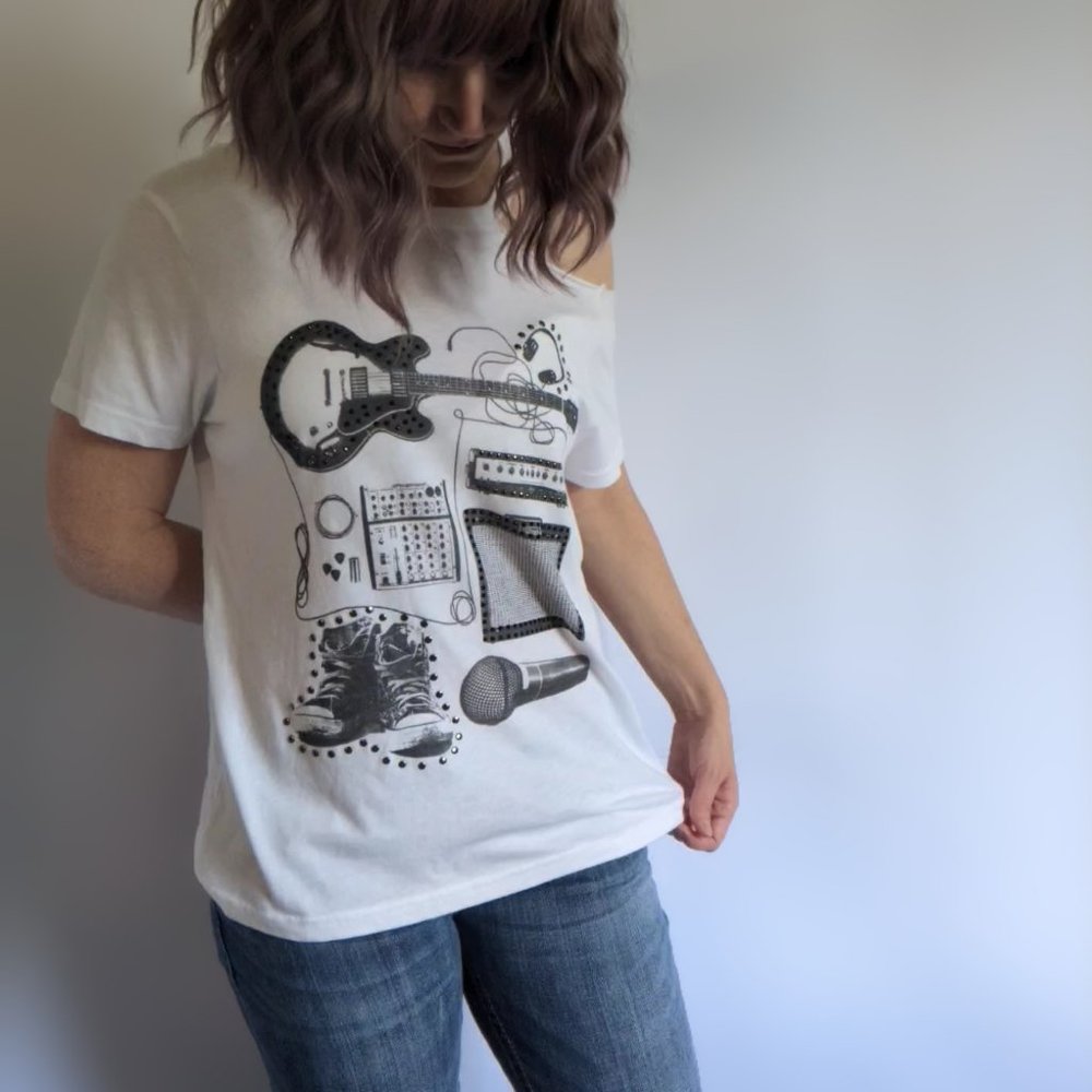 True Religion bare shoulder tshirt, sz xs. Electric guitar, mic, amplifier